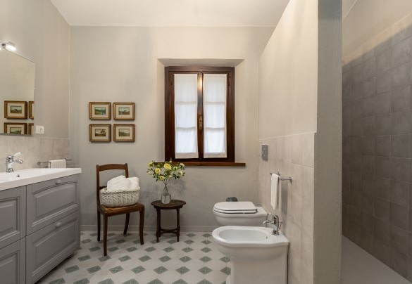 The bathroom with shower no. 2 on the first floor  – Villa Loredana