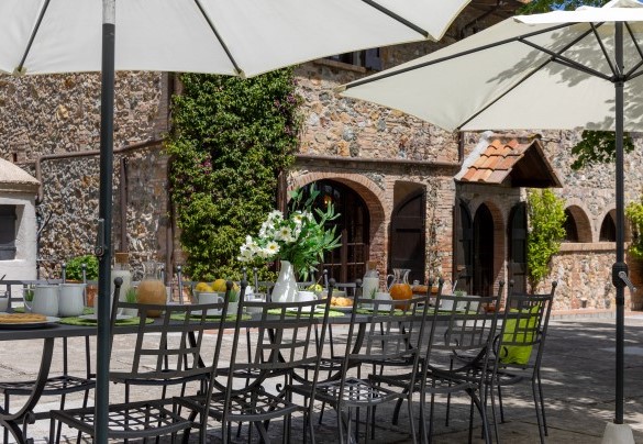 In front of the main entrance is the outdoor dining area – Villa Loredana