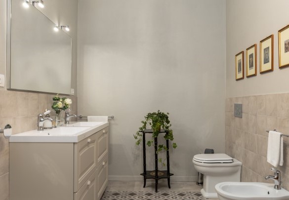 The ensuite bathroom with shower no. 1 on the first floor  – Villa Loredana