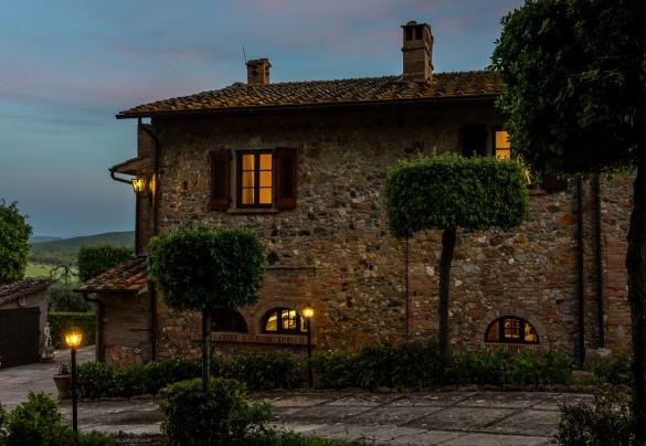 The villa is an old Tuscan stone farmhouse – Villa Loredana