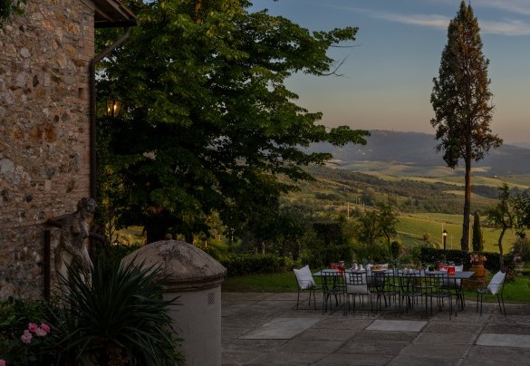 The house is surrounded by the rolling Tuscan hills, offering beautiful views and immersed in an oasis of tranquillity and peace – Villa Loredana