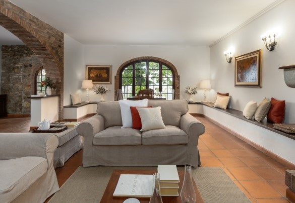 The open-plan living room, with fireplace and TV, and dining room – Villa Loredana