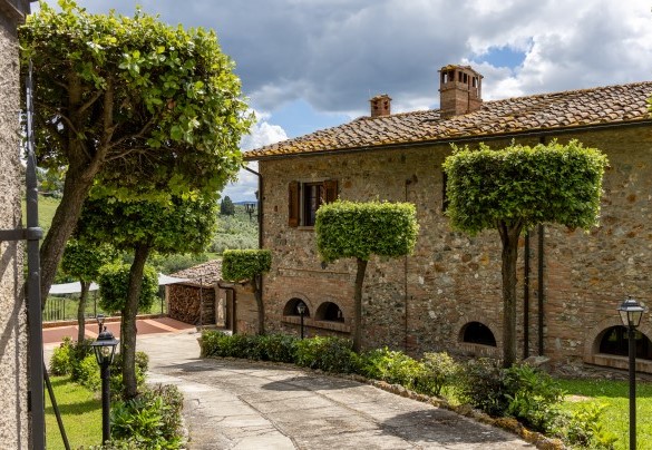 Following the driveway on the left you come to the parking area, adjacent to the entrance to the annex – Villa Loredana