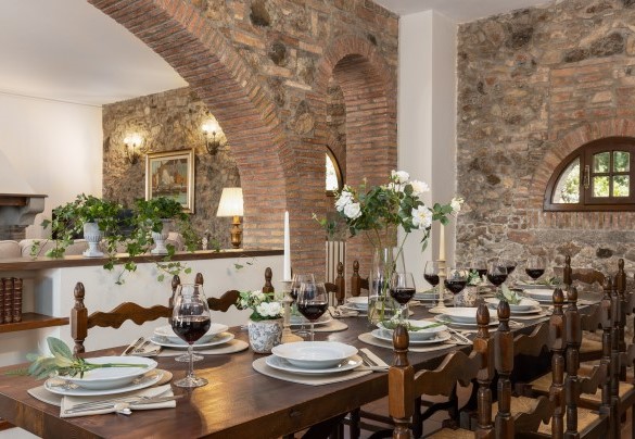 The open-plan living room with fireplace and TV – Villa Loredana