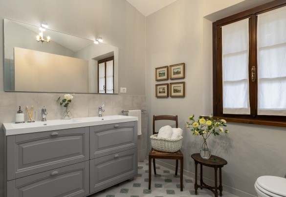 The bathroom with shower no. 2 on the first floor  – Villa Loredana