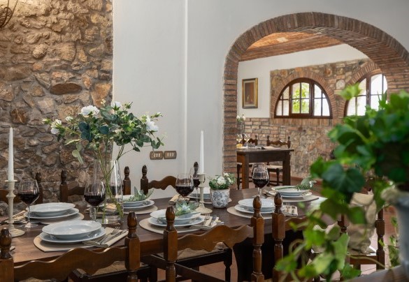 The open-plan living room with fireplace and TV – Villa Loredana