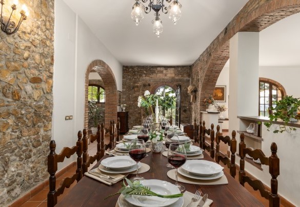 The open-plan living room with fireplace and TV – Villa Loredana