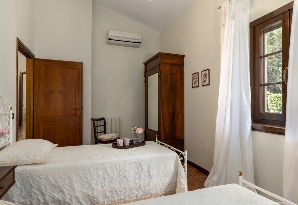 The twin bedroom no. 4 with joinable beds on the first floor  – Villa Loredana