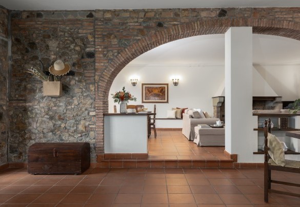 The open-plan living room with fireplace and TV  – Villa Loredana