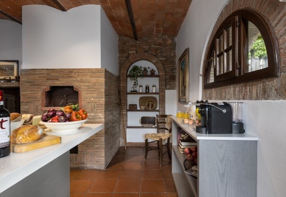 The kitchen with fireplace and wood-burning oven  – Villa Loredana
