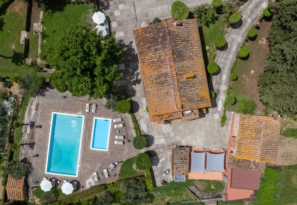 The villa is surrounded by a garden of about 3000 sqm and is completely fenced – Villa Loredana