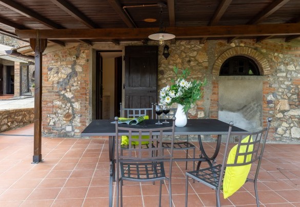 The terracotta-tiled terrace with wooden roofing in the annex – Villa Loredana