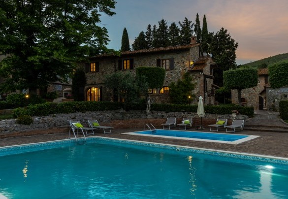 Both pools are lined in PVC with the edge in light-coloured stone – Villa Loredana