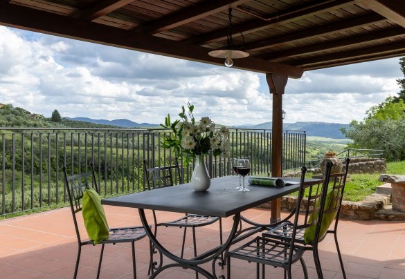 The terracotta-tiled terrace with wooden roofing in the annex – Villa Loredana