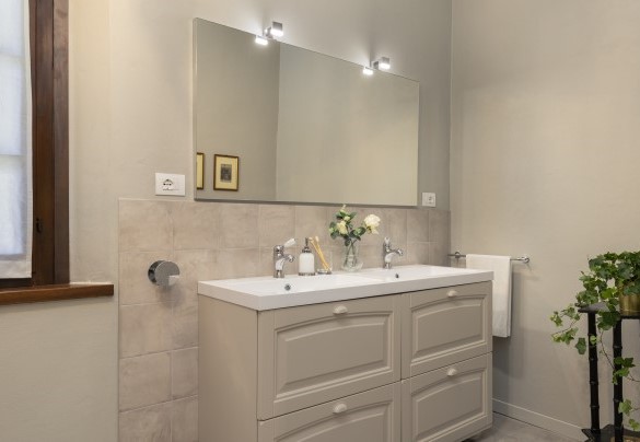 The ensuite bathroom with shower no. 1 on the first floor  – Villa Loredana