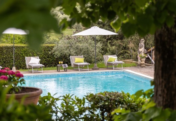 The solarium area is adorned with stone statues and vases with flowers – Villa Loredana