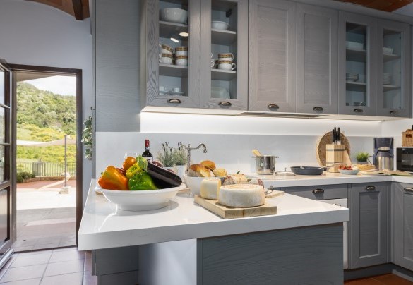 The kitchen with fireplace and wood-burning oven – Villa Loredana