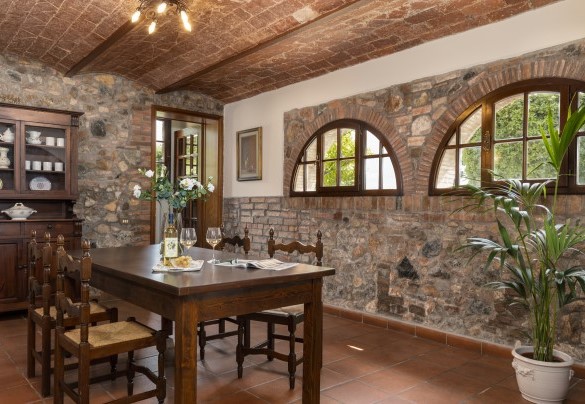 The open-plan living room with fireplace and TV – Villa Loredana