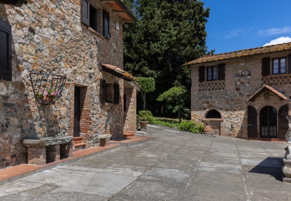 The villa, which consists of a main building and an annex, is an old Tuscan stone farmhouse – Villa Loredana