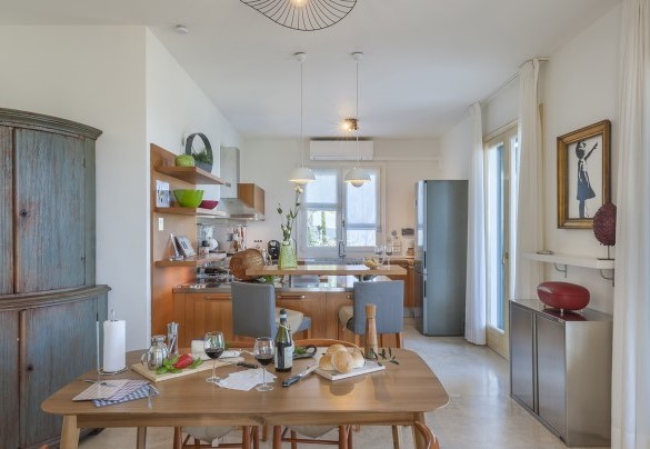 La cucina è comunicante con l'area pranzo tramite porta scorrevole – Villa Lucente