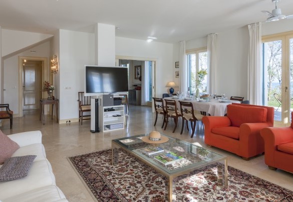 L’accogliente soggiorno con camino, divano e poltrone, smartTV e area pranzo – Villa Lucente