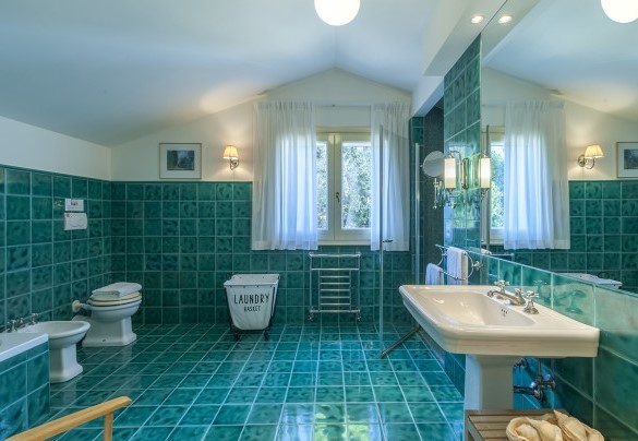 L’ampio Bagno n.1 con vasca e doccia al primo piano – Villa Lucente