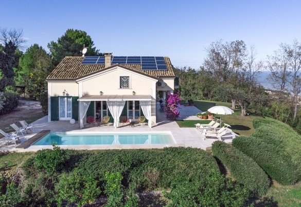 Vista dall’alto della proprietà adagiata su una collina che domina il lungomare di Silvi – Villa Lucente