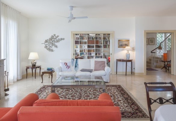 L’accogliente soggiorno con camino, divano e poltrone, smartTV e la stanza studio sullo sfondo – Villa Lucente