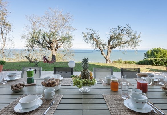 Il portico è il luogo ideale per godere di pranzi e cene all’aperto e del meraviglioso panorama sul Mar Adriatico- Villa Lucente