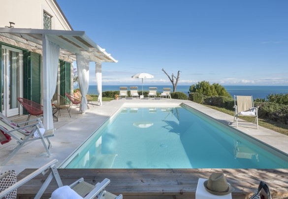 Piscina 4x10m con area solarium dotata di ombrellone e lettini e pergola accessibile dall’area living - Villa Lucente