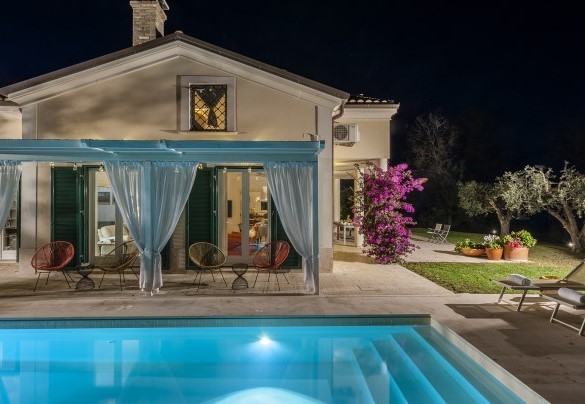 La villa e la piscina nelle luci della sera - Villa Lucente