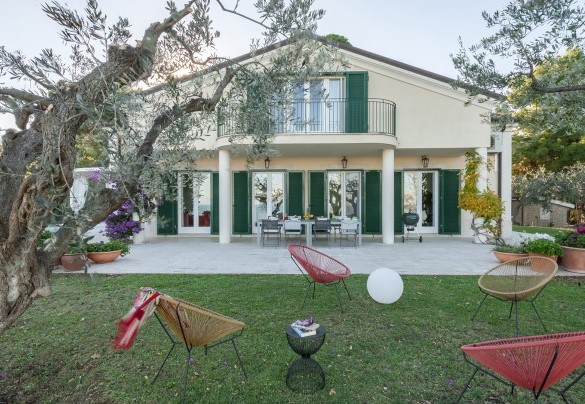 La cucina e l’area living affacciano direttamente sul portico – Villa Lucente