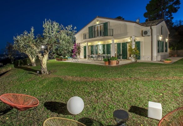 La villa e il parco nelle luci della sera - Villa Lucente