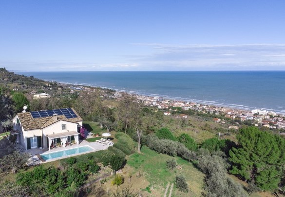 Villa in affitto con piscina esclusiva immersa nel verde e con una vista mozzafiato sul lungomare di Silvi - Villa Lucente