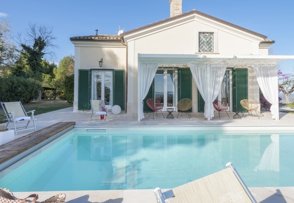 La piscina, depurata a sale e con profondità variabile da 1,35 m 1,90 m, è posizionata a pochi metri dalla casa - Villa Lucente