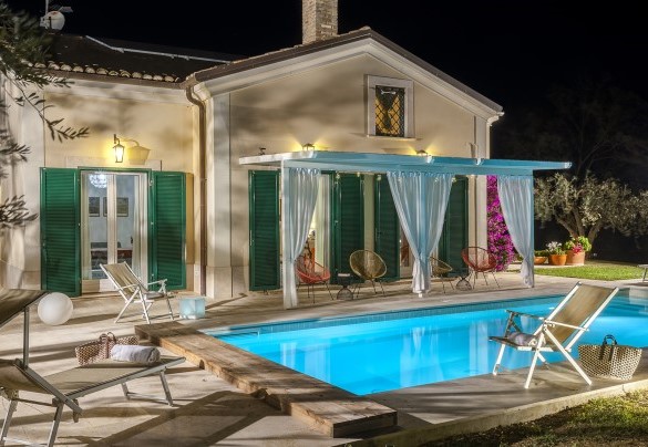 La villa e la piscina nelle luci della sera - Villa Lucente