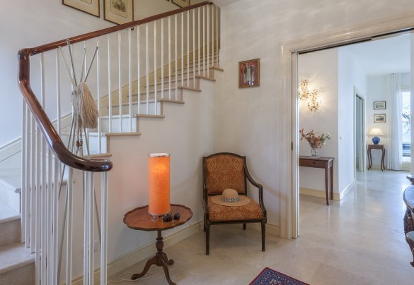 La hall all’ingresso principale con scala che conduce alla zona notte del primo piano – Villa Lucente