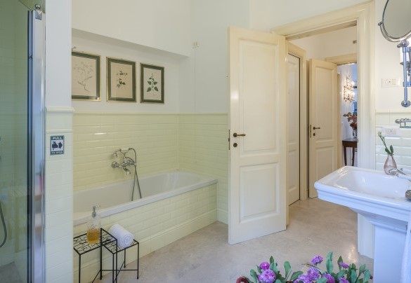 Bagno n.1 con vasca e doccia al piano terra – Villa Lucente
