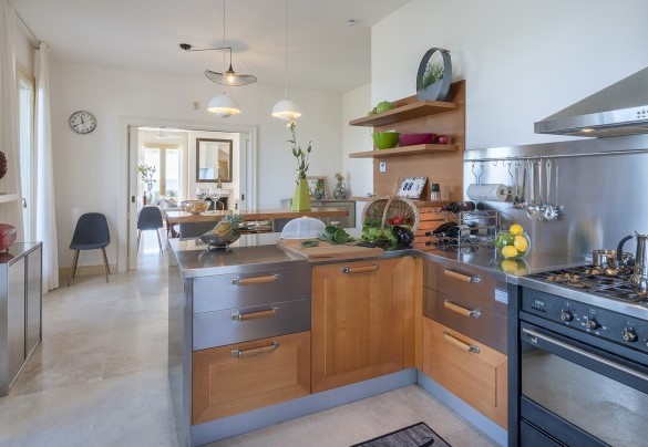L’ampia cucina, completamente attrezzata e con accesso diretto all’esterno – Villa Lucente