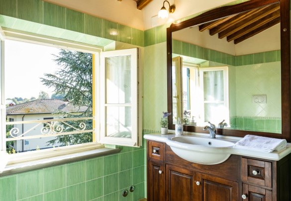 The en-suite shower bathroom at second floor – Villa Luigina