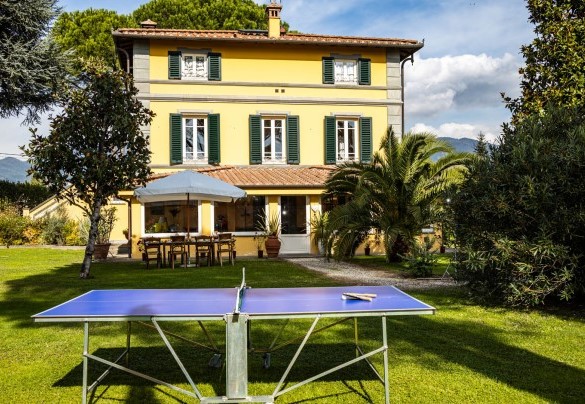 The tennis table immersed in the greenery of the villa – Villa Luigina