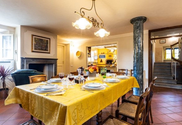 The dining room with ornamental fireplace and by the well-equipped kitchen – Villa Luigina