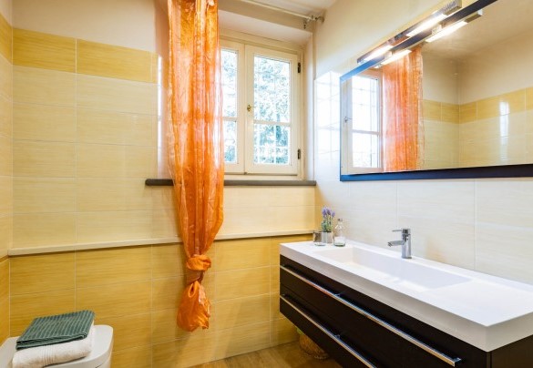 The shower bathroom with window at ground floor– Villa Luigina