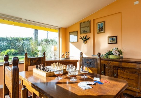 The table on the veranda is ideal for board games – Villa Luigina
