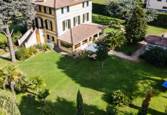  The villa is immerged in the greenery of the grand garden all fenced – Villa Luigina
