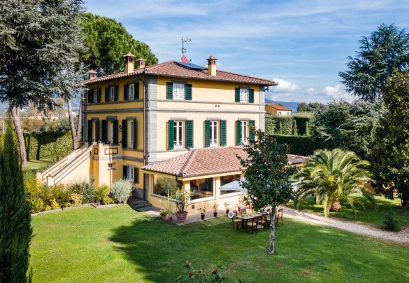 The villa is immerged in the greenery of the grand garden all fenced – Villa Luigina