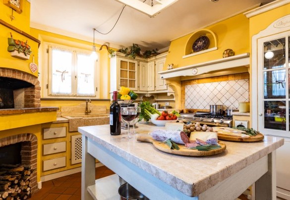 The well-equipped kitchen with wood oven – Villa Luigina