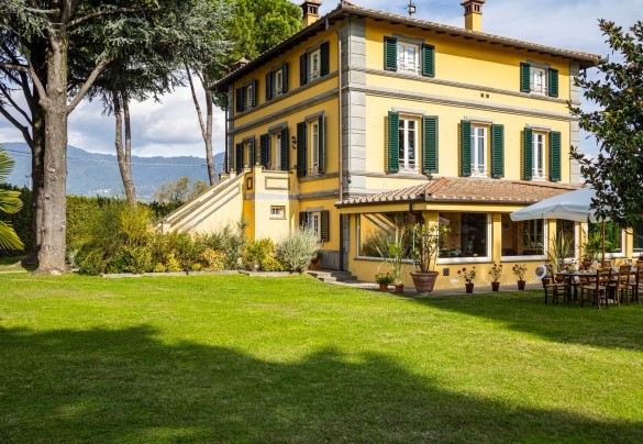 The historic villa with the veranda and the outdoor dining – Villa Luigina