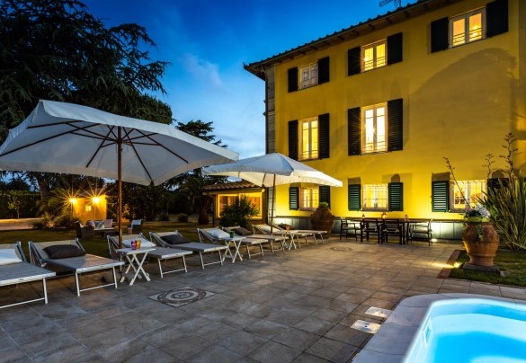 The villa and the pool illuminated at sunset – Villa Luigina