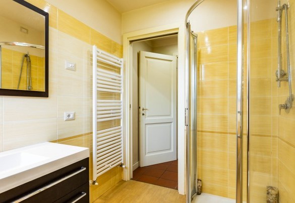 The shower bathroom with window at ground floor– Villa Luigina